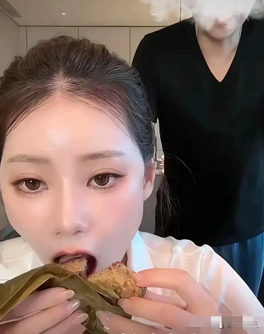 夫妻的相处模式最能反映问题，汪小菲说：“马晓梅你别吃了，你都吃6个粽子了。”当