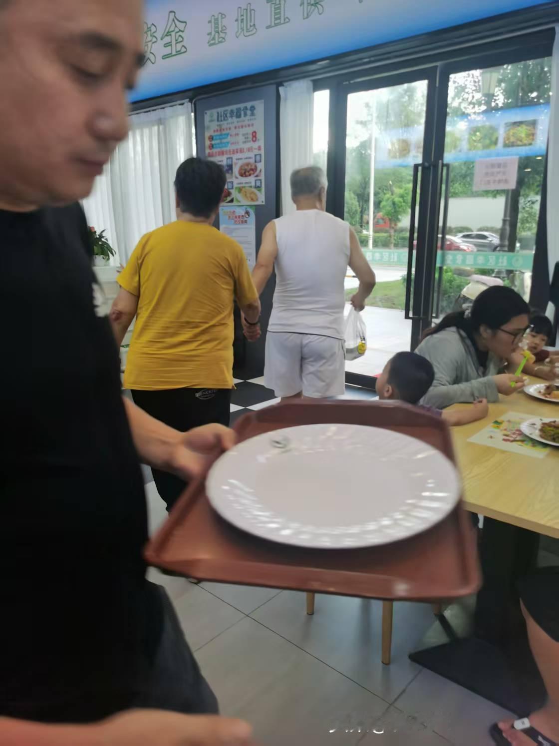 大爷的一举一动让人非常感动！这段时间我在社区食堂吃饭，总能遇到一对年迈70