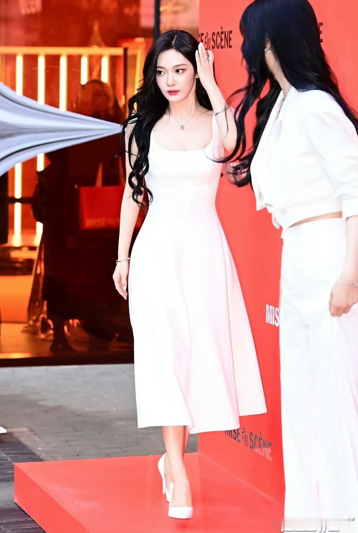 宁艺卓×今日品牌站台活动造型新闻图📸宁艺卓白裙新闻图