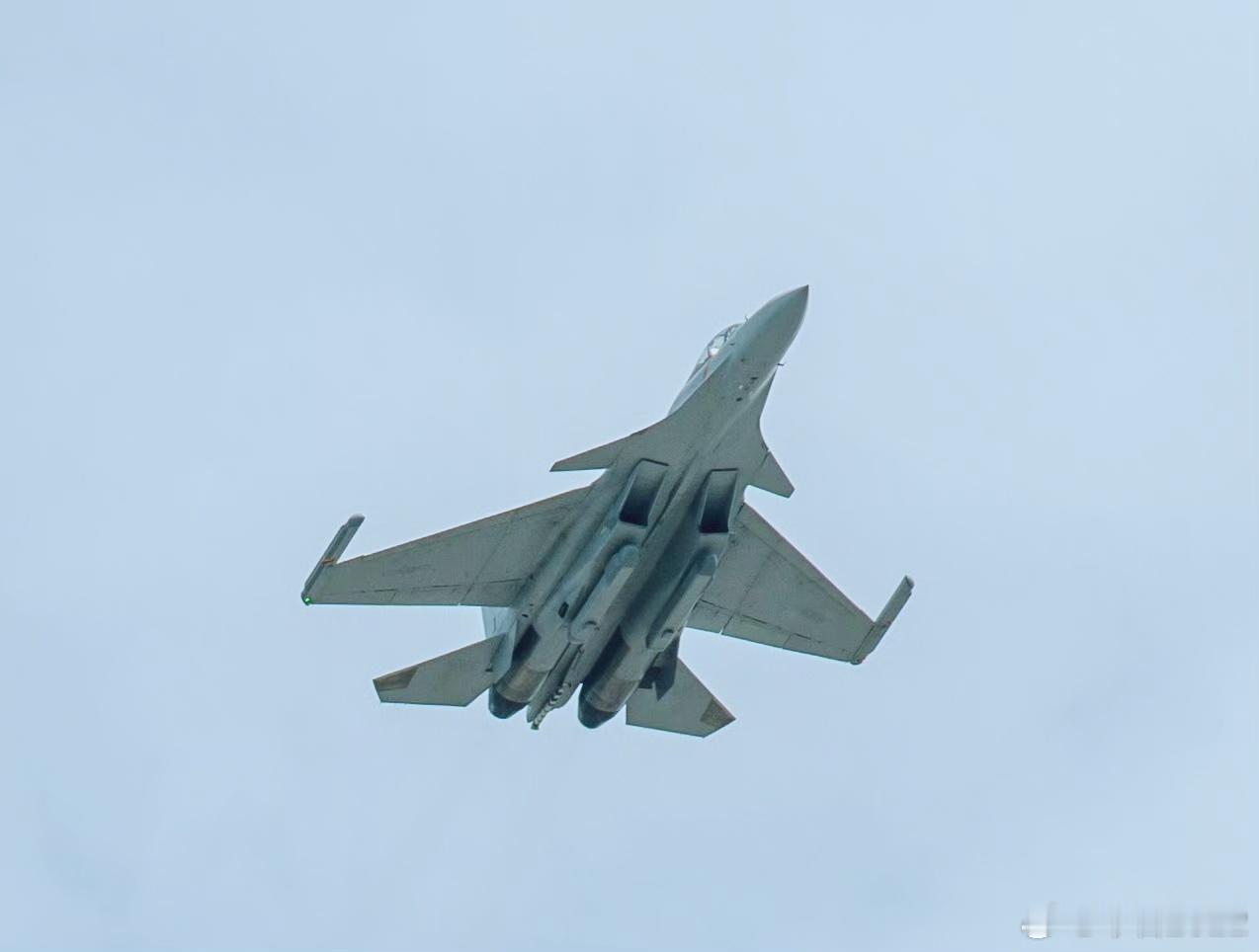 电战舱不一样海军15D和空军16D的电战舱不一样，16D的带叉叉，挂载方
