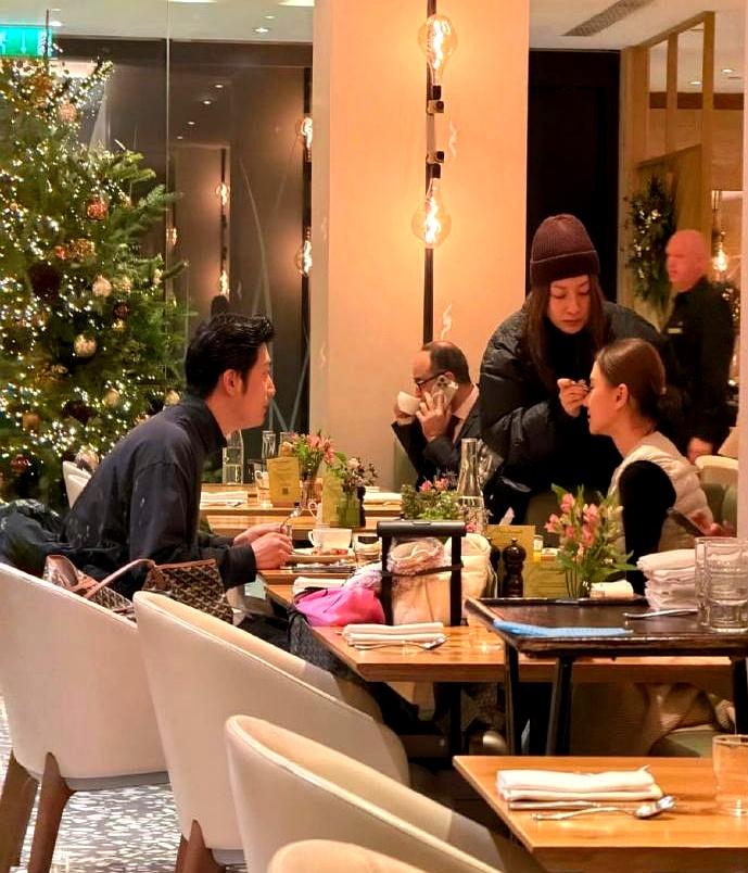 何超莲不愧是豪门千金伦敦偶遇窦骁何超莲，两人在米其林三星餐厅LeGav