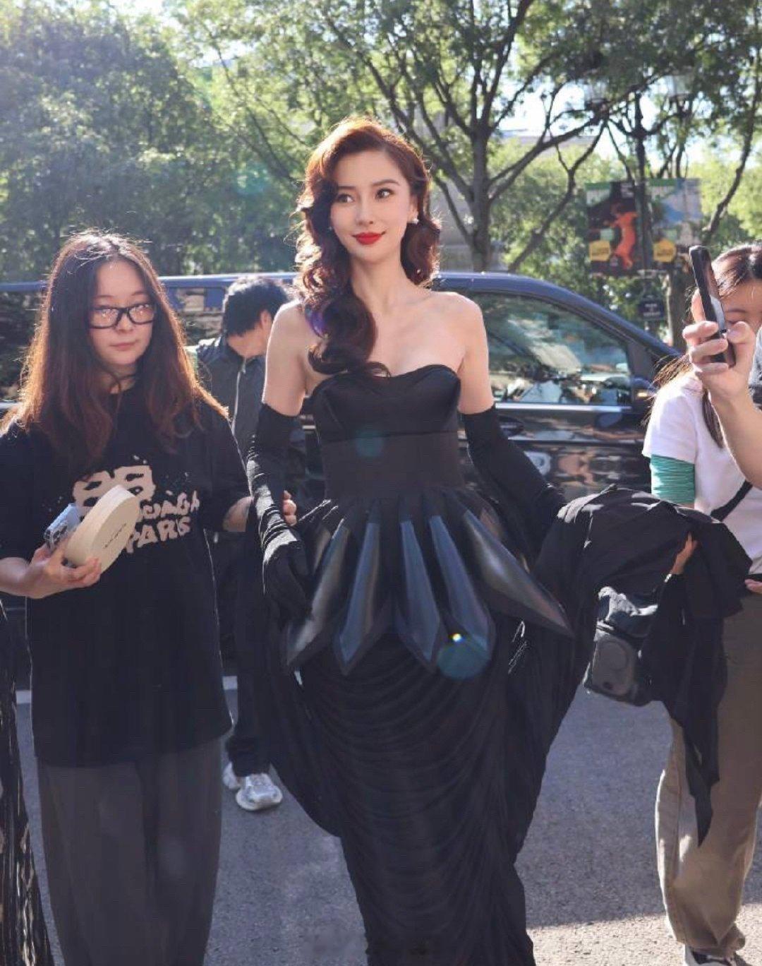 迪丽热巴和angelababy的黑色礼服都好美哦​​​
