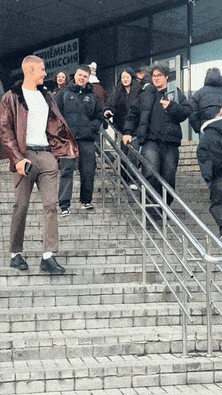 一名中国女子竟然在俄罗斯街头主动拥吻一名俄罗斯帅哥？这可把旁边的两个人都看懵了