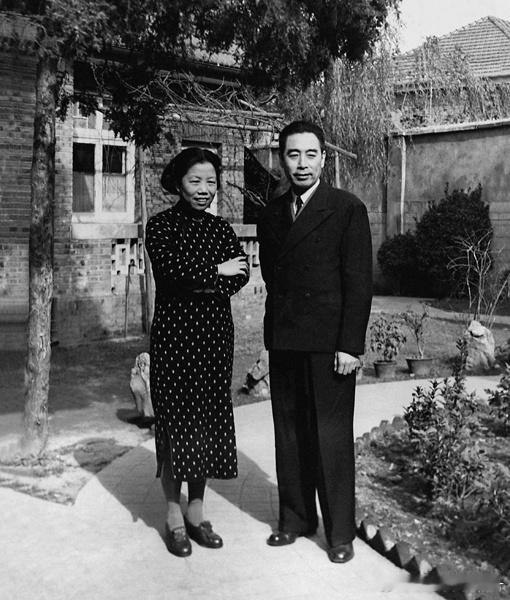 1946年周恩来和邓颖超在梅园新村30号院内