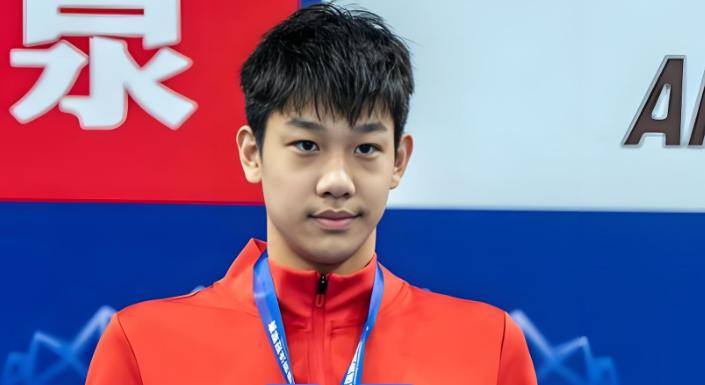 查了下张展硕，孙杨和潘展乐都惊呆了。 这位18岁泳坛新星不仅在泳池里横扫