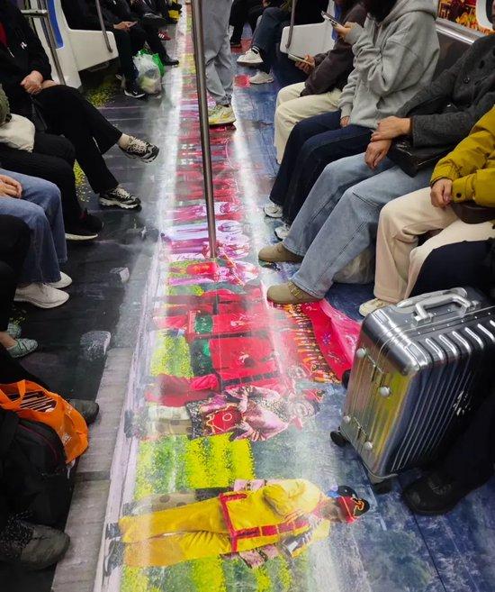 近日，浙江宁波地铁4号线车厢内的一组民俗主题广告引发了广泛争议，不少网友在微博、