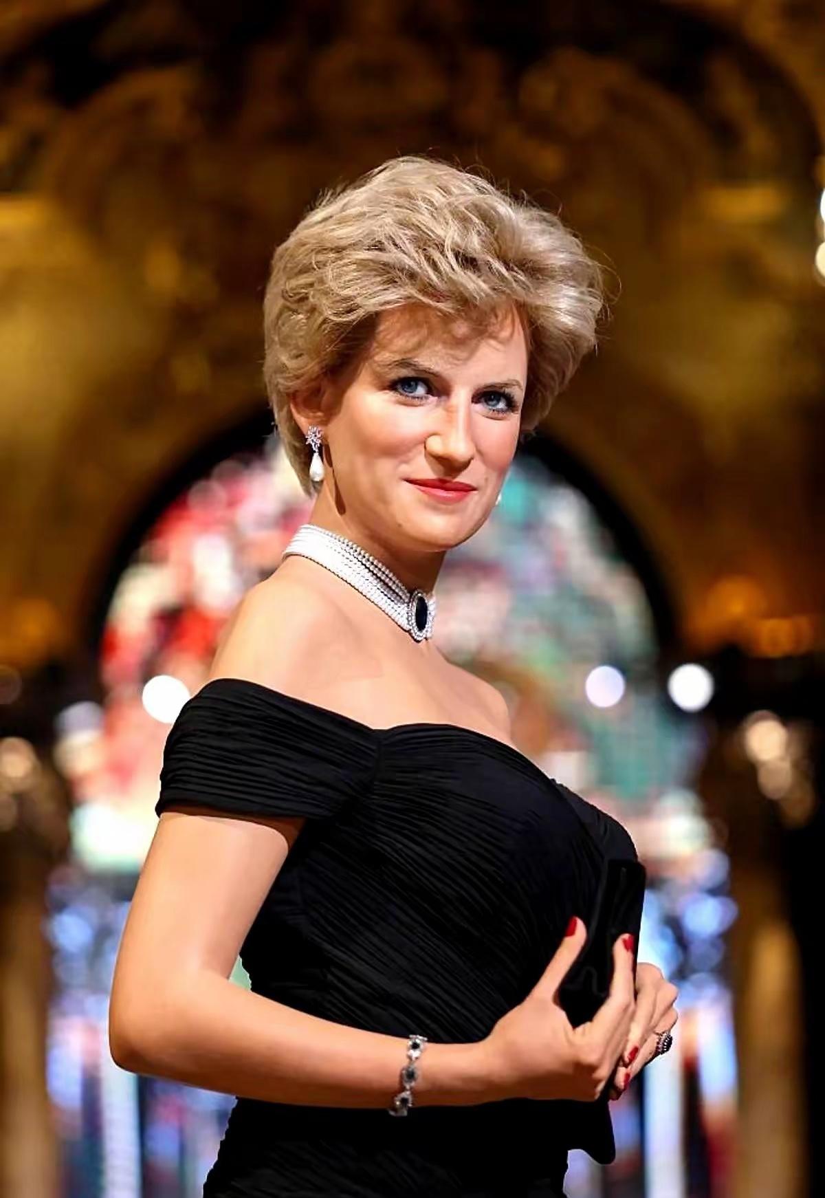 黛安娜王妃最新的蜡像在法国巴黎展出，这次的蜡像选择的是她在和查尔斯婚姻宣布破裂后