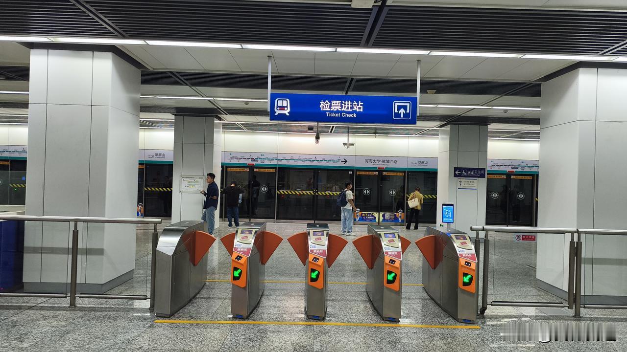 这次坐刚通不久的南京地铁6号线去栖霞山，体验感直接拉满。栖霞山站真的是颜值担当