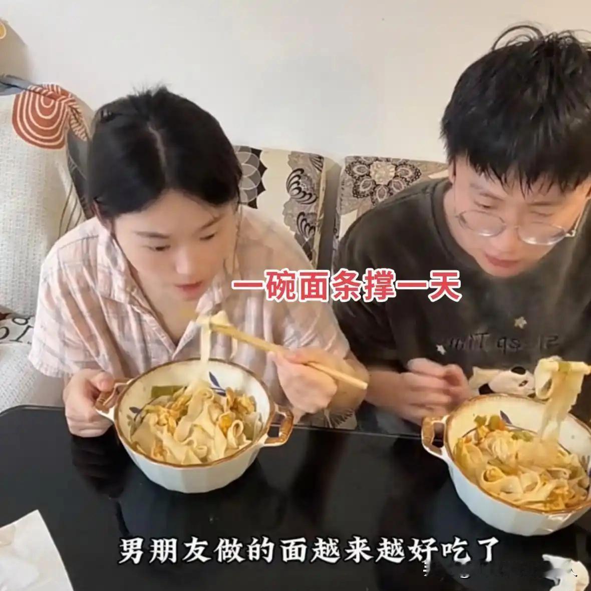 25岁情侣双双失业，日均卧床20小时网友急劝：别等怀孕才后悔！25岁本是年轻