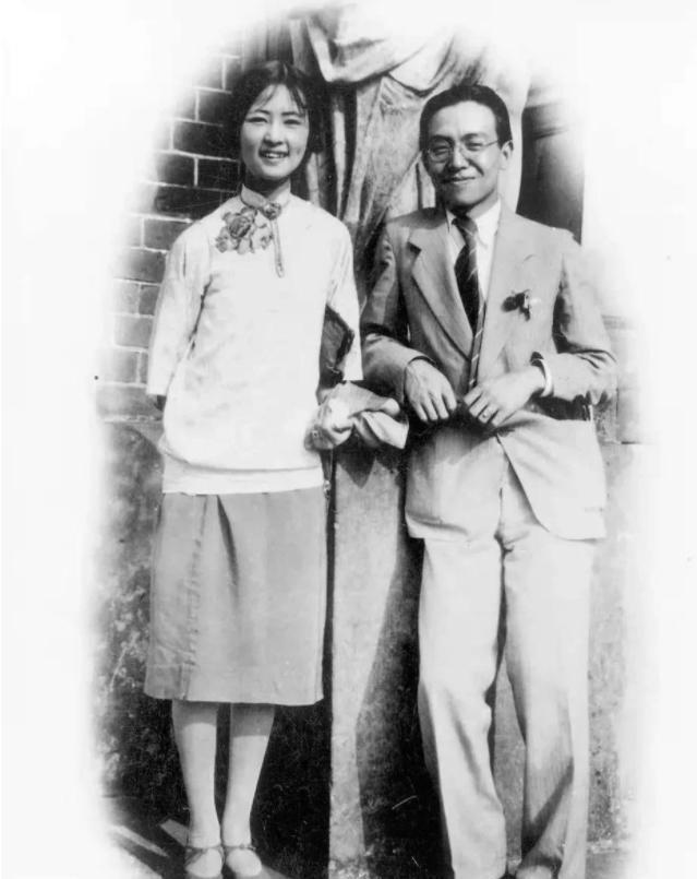 梁启超辞世前被误取右肾，临终时无法开口言语，身后安息于与原配妻子的合葬墓中19