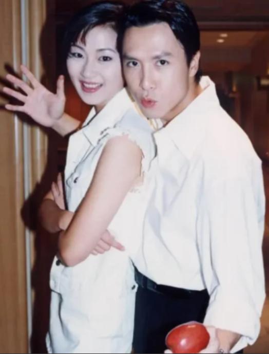 1994年，梁静慈和甄子丹离婚后没多久，发现自己怀孕了。她执意生下来，并且提出复