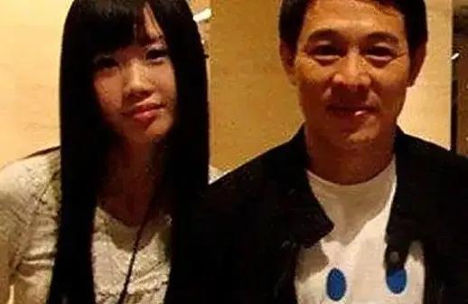 李连杰大女儿结婚，李连杰给了一辆30万的车当嫁妆，评论区直接沦陷了！李连杰的大