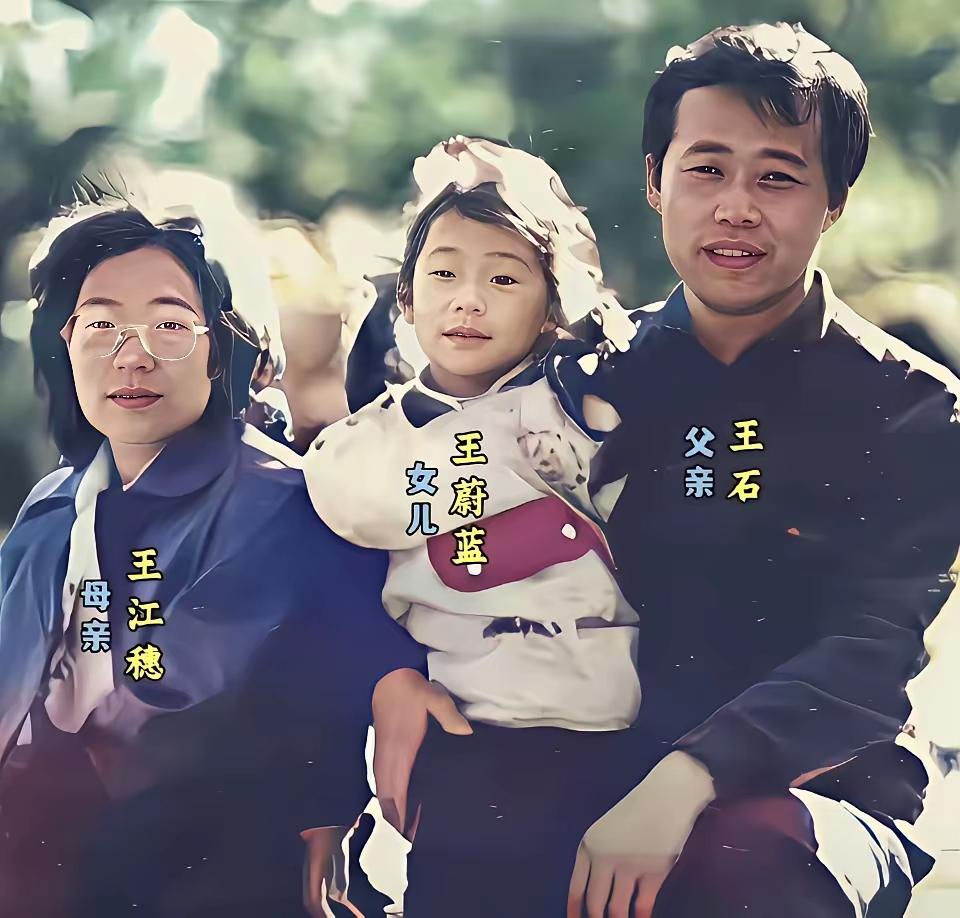 老王的原配和现任。很显然，现任比原配年轻很多，漂亮很多。有钱的男人，自然有一颗不