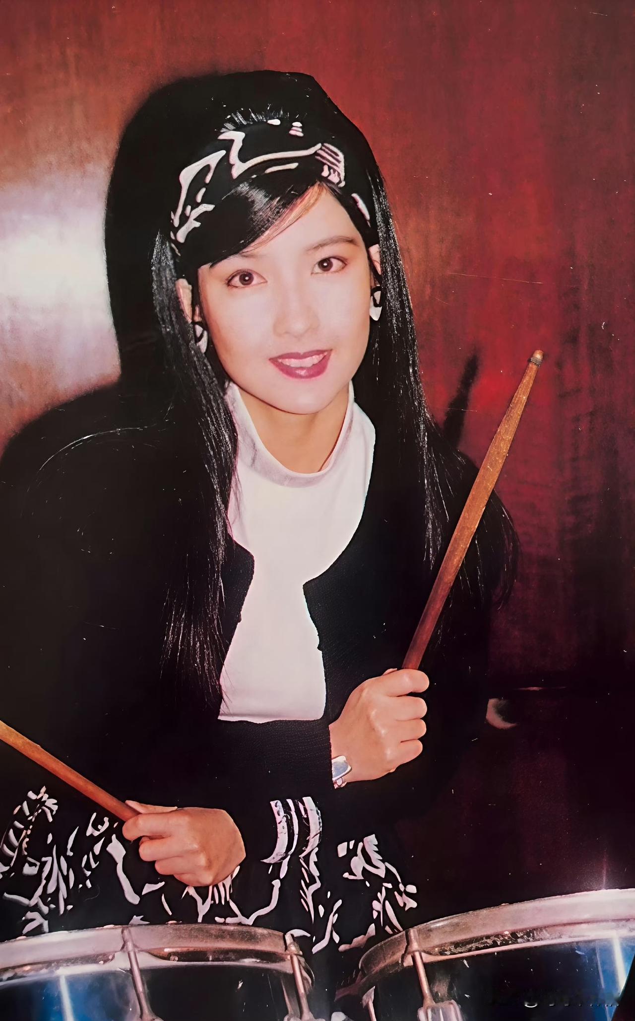 🎆玉女掌门人的酷飒美少女时代👇黑白配的复古穿搭，发带箍住少女心事，鼓槌