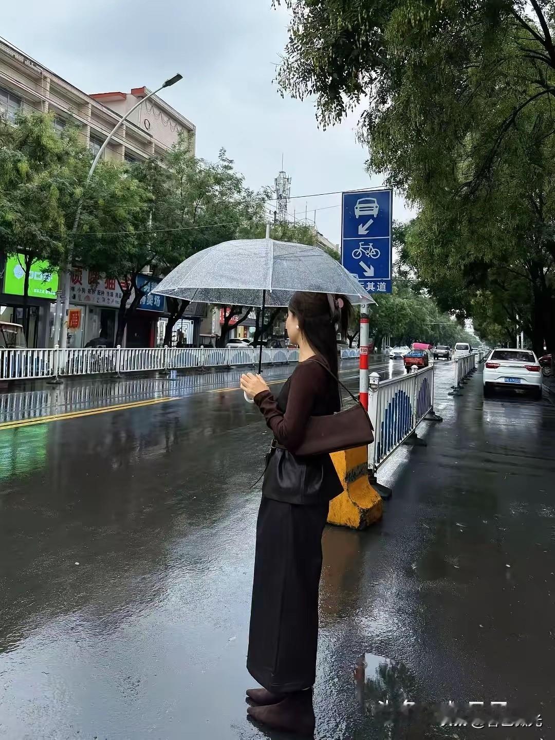 从“可南”到“烟雨河南”：一场迟来的雨为何成了负担？听说，河南人夏天求的雨，