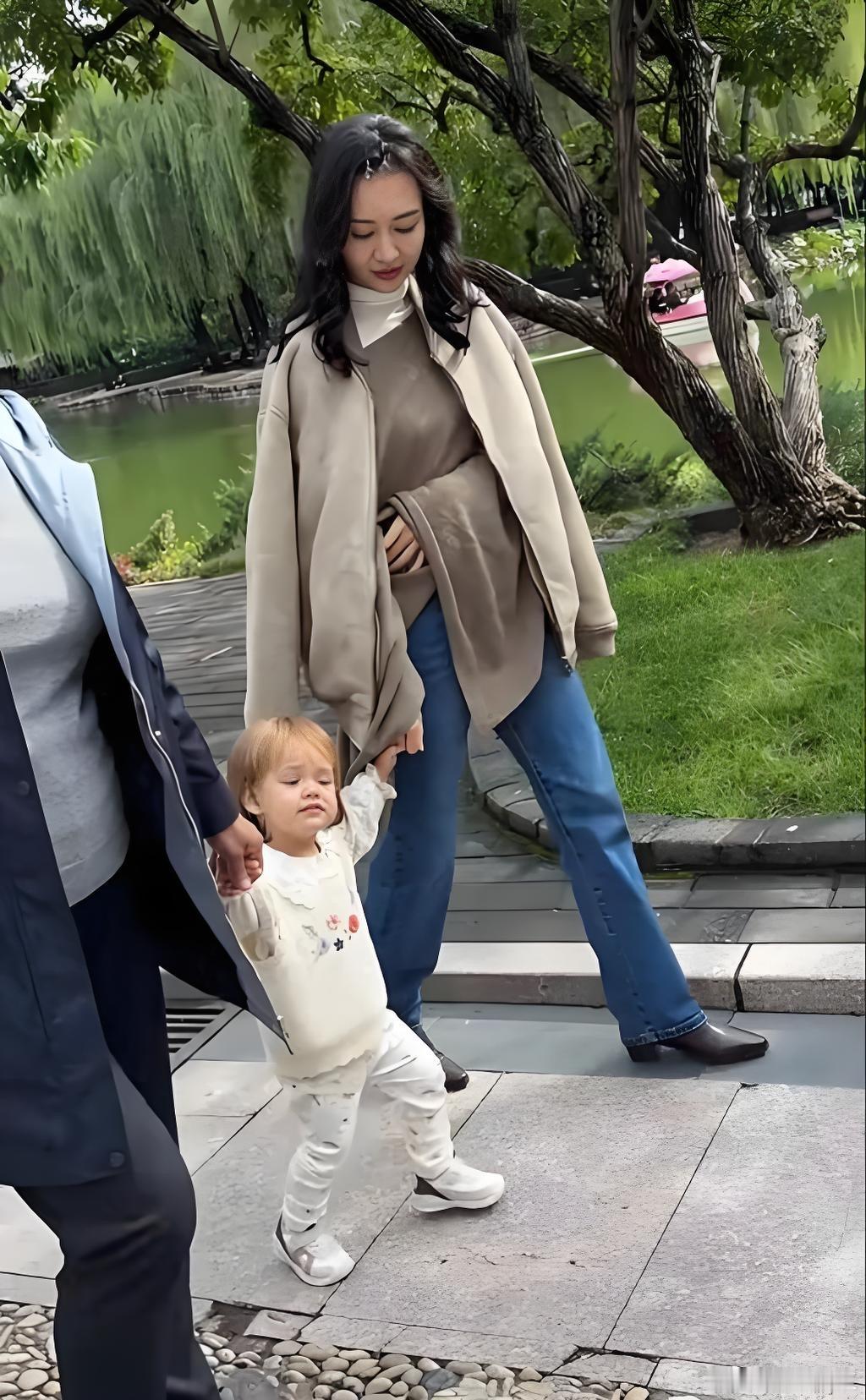 路人随手拍下的公园路透，把王鸥卸下明星光环后的软萌日常，完完整整铺在了镜头前。