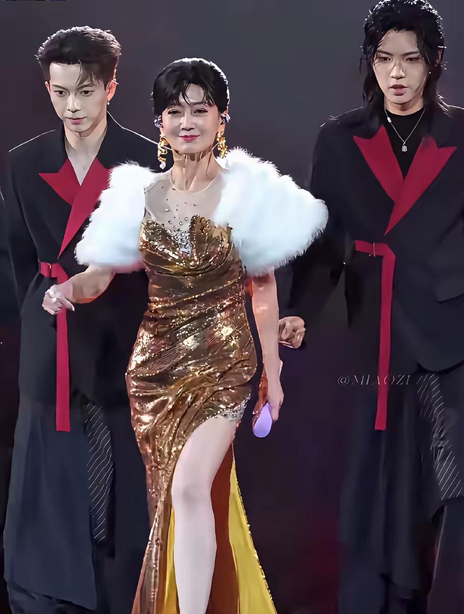 赵雅芝这波操作，怕是要让娱乐圈的年轻爱豆们坐不住了。72岁开演唱会，又唱又