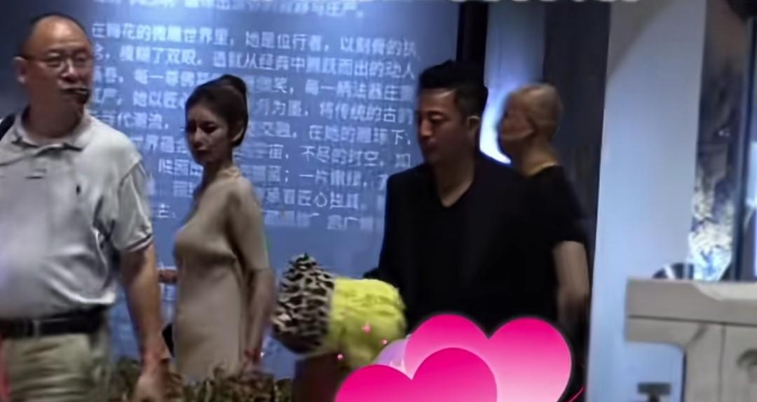 汪小菲带着马筱梅去朋友的喜宴，马筱梅小肚隆起十分明显，全程汪小菲都护着马筱梅，两