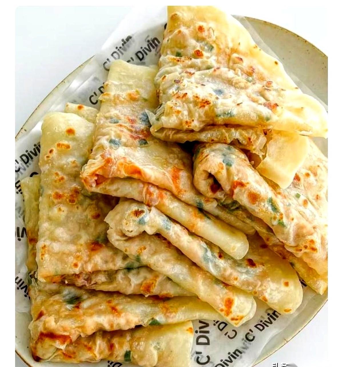 早上七点，厨房里只有面饼在锅里滋滋作响。外婆一翻，一张金黄酥软的肉饼，2分钟不到