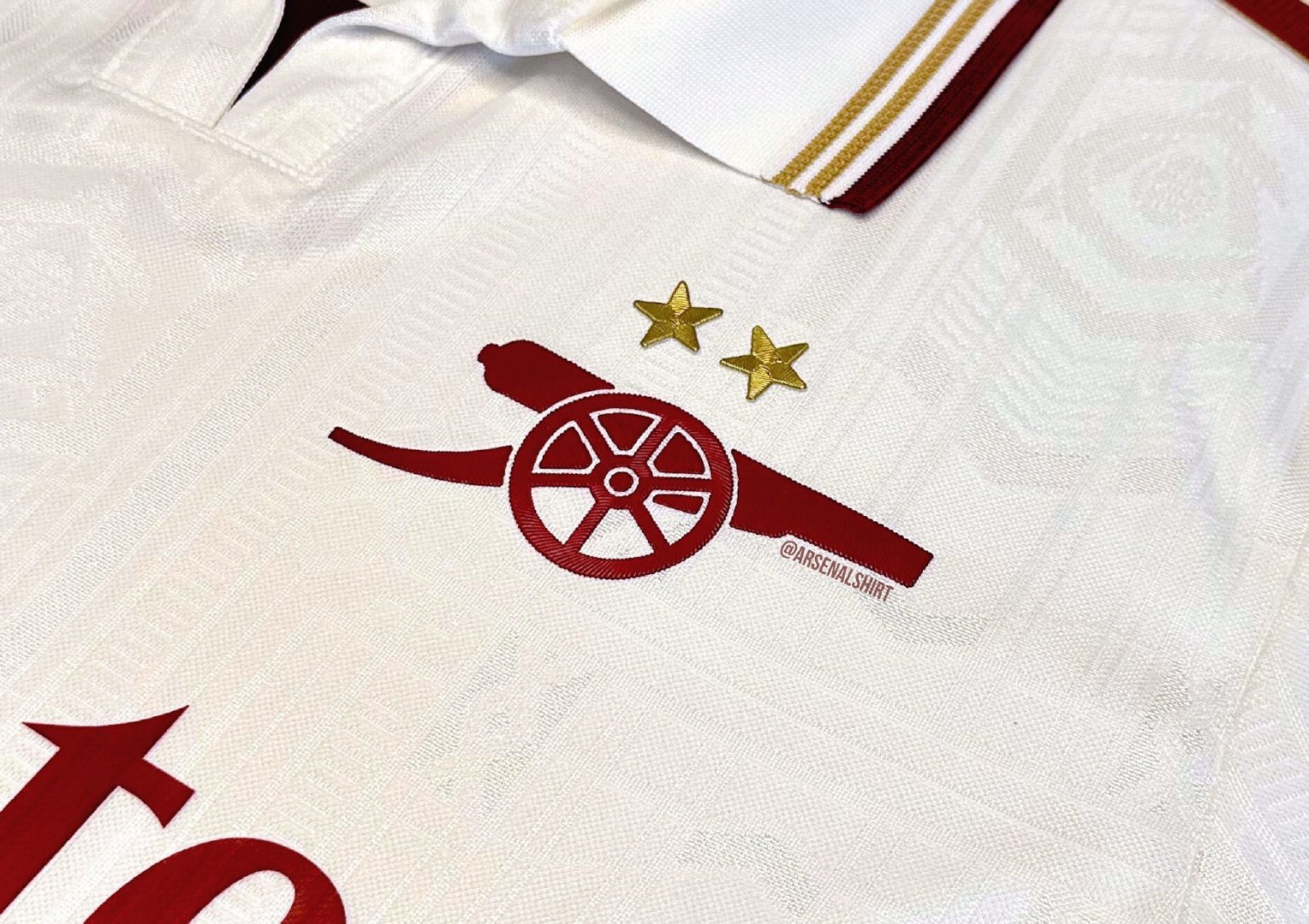 ArsenalShirt消息，阿森纳女足第二客场球衣缀有两颗星，象征球队的冠军荣