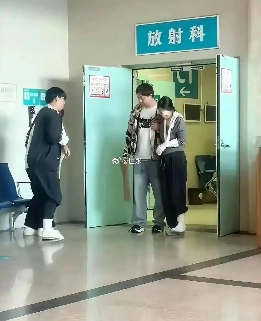 历史上最尴尬的“撞衫”，简直一模一样