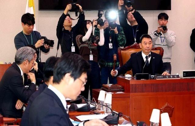 杀疯了。真的是杀疯了。眼瞅着前总统尹锡悦刚被判了无期，那边立马火速通过一个新法案