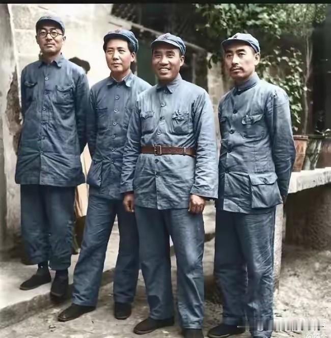 四位我党的高级将领合影！1937年春天，长征结束后，我党的四位高级干部在延安