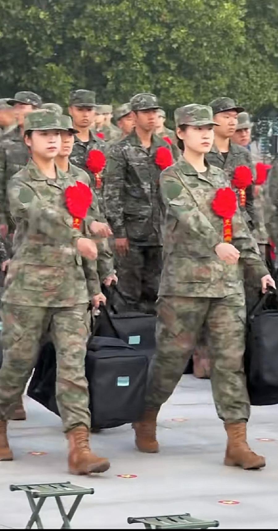 外媒都争相报道，2026年秋季新兵，身体素质过硬，颜值高，身材也高挑。女兵不爱红