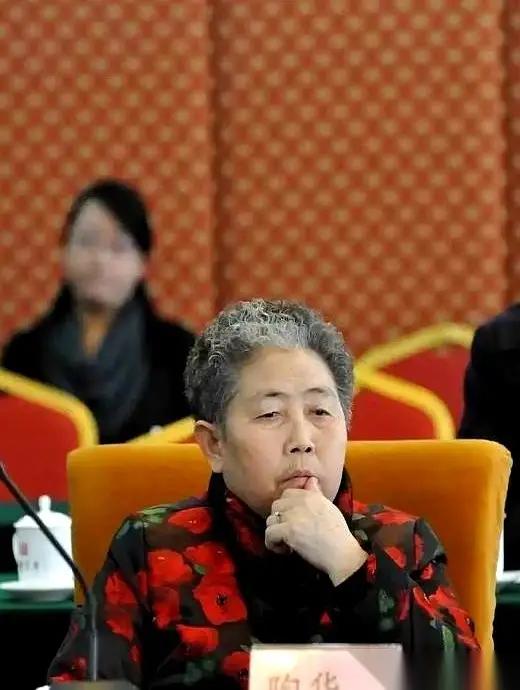 79岁陶碧华再出山：退休不是终点，而是新生活的开始！背后隐藏的家庭真相令人动容