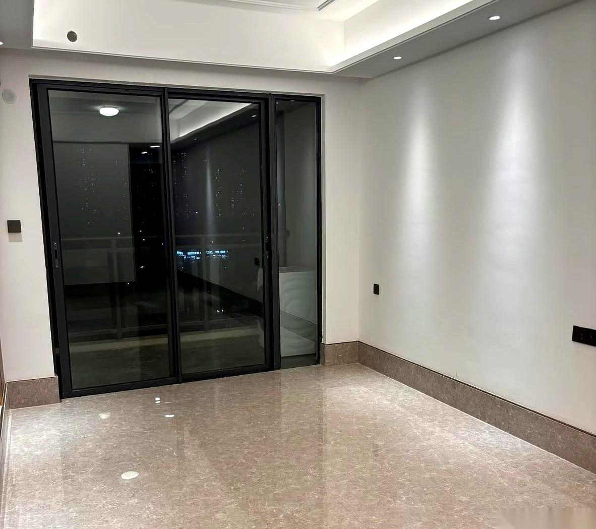 挂牌93万的房子，第一个中介拍着胸口跟我保证：“88万是死价，少一分房东都不带看