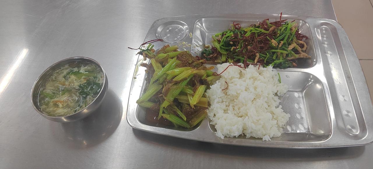 今晚有晚自习，由于下着雨，只好在学校吃饭。我来到学校食堂，要了这些饭菜，花了六元