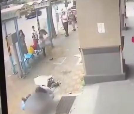 天降横祸！新北板桥公交站，22岁政大女大学生和姐姐在此等候公交，17楼正在安装
