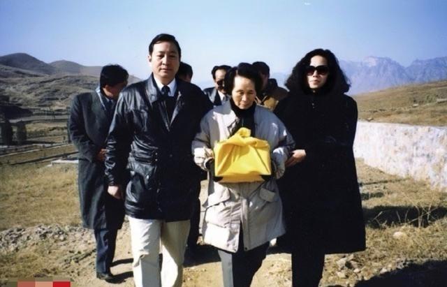 没想到末代皇帝溥仪死后28年，遗孀李淑贤居然主动把他的骨灰迁出了八宝山革命公墓？