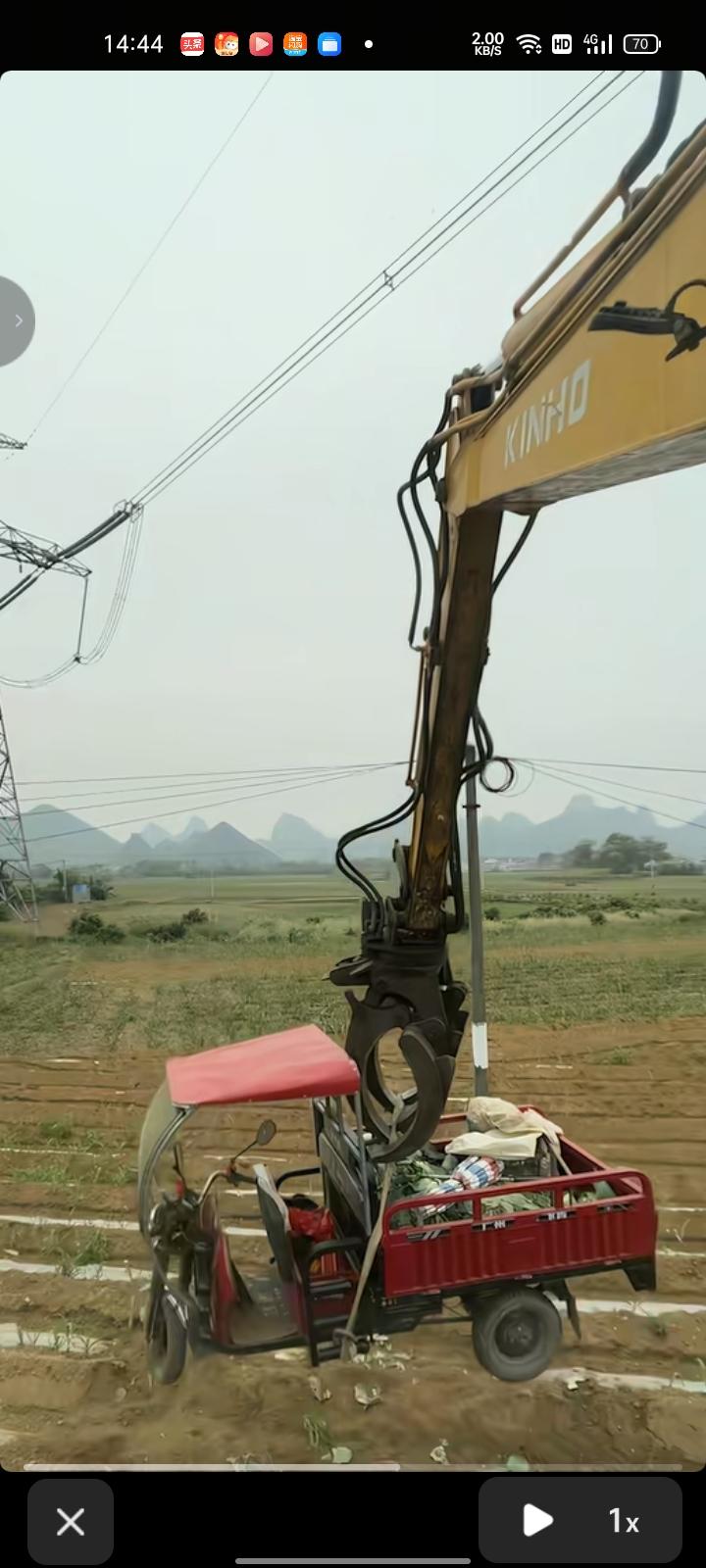 3月29日，广西来宾。大爷开三轮车送菜途中遇到一只猫，来不及躲闪把车开到沟里。挖