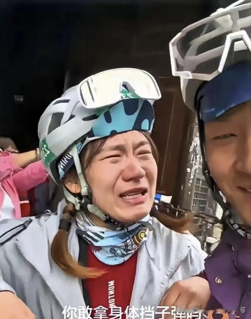 泪崩！女子泸定桥上哭喊：“你敢挡子弹吗？”丈夫红了眼眶，全场破防5月7日，泸
