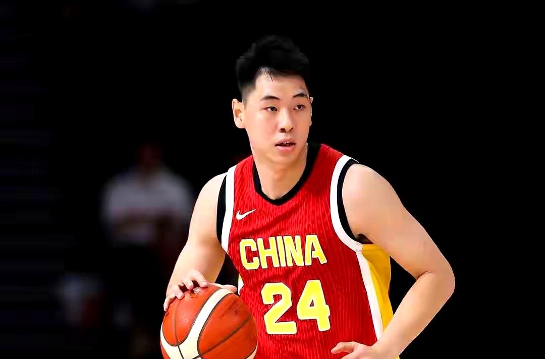 连败的遮羞布被崔永熙一把扯下：别扯什么战术没打出来，纯粹就是身体扛不住。连续几场亚洲硬仗，只要对面把