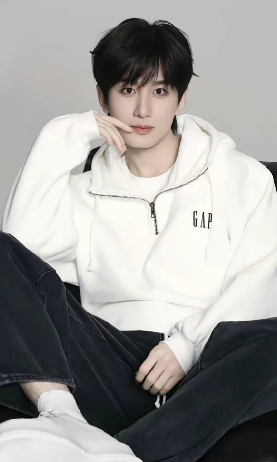 内娱有个奇妙现象，每年都有男演员凭一部剧光速升咖，霸屏一整年。2023年，檀健次