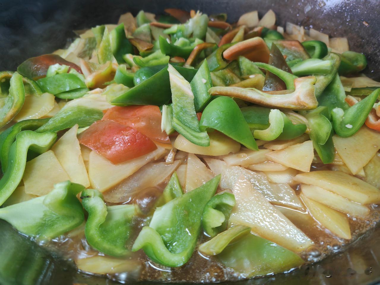 今日午餐东北盒饭有四个菜，红烧肉炖得软烂入味，肥瘦相间，鲜香下饭，一点不油腻。