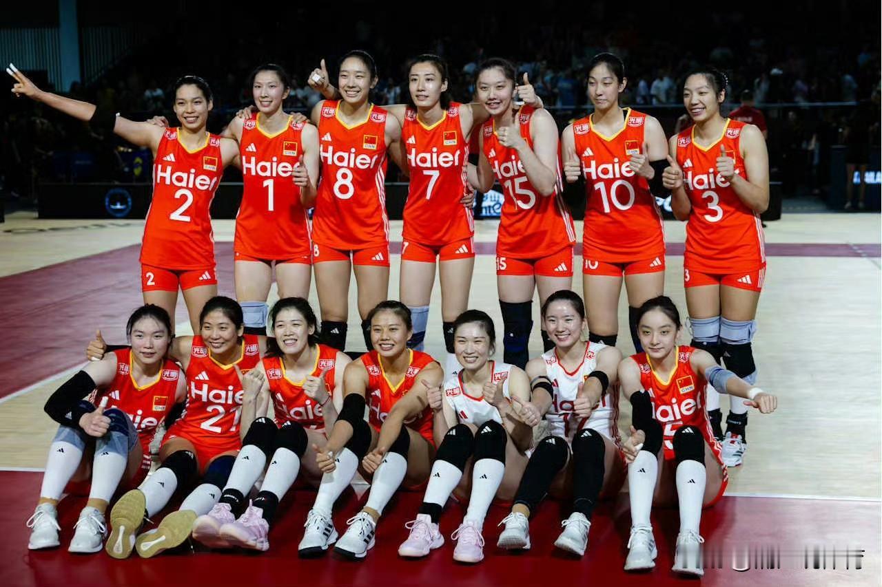 解读段梦可与缪伊雯落选中国女排30人参赛名单。首先，赵勇这份大名单基于实际战情而