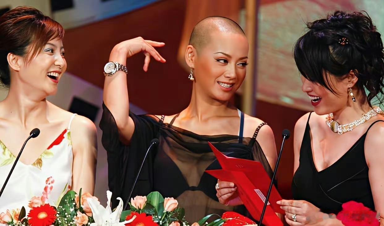 在大胆这一块，恐怕没人比得了年轻时的宁静！​因为高兴，这个“胆大妄为”的女人直