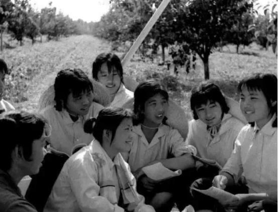 1979年，知青马爱茹为返城，狠心与丈夫离婚，抛下6岁女儿，一人回了天津。那