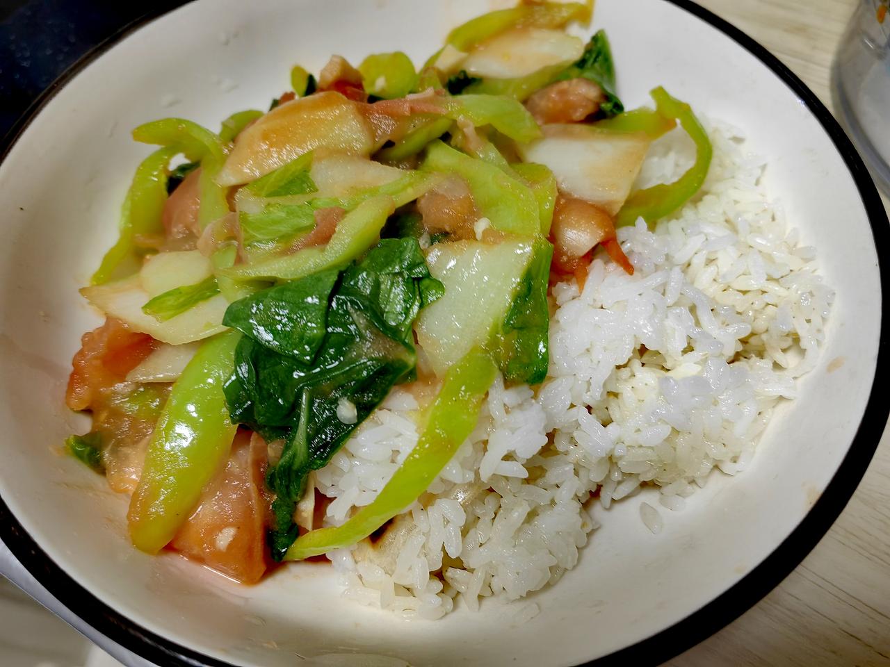午餐，用一根尖椒三张小白菜叶一个西红柿，合着素炒。昨天做面的浇头，今天做盖浇饭。