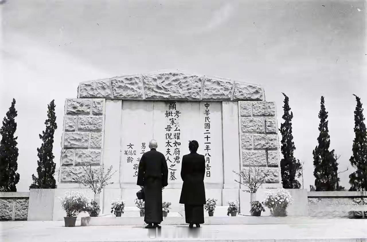 1949年，离开大陆前，蒋介石祭拜老丈人、丈母娘的照片，这个墓碑真是太豪横了。