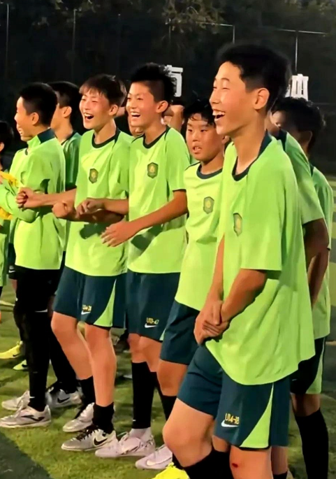 中超联赛间歇期，北京国安球员迎来一周难得的假期，功勋队长张稀哲没有外出度假，而是