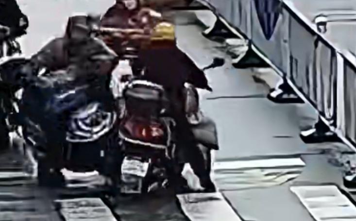 近日，深圳两电动自行车相撞，正常骑行者因不想浪费时间去争吵，于是负气离开。但逆行