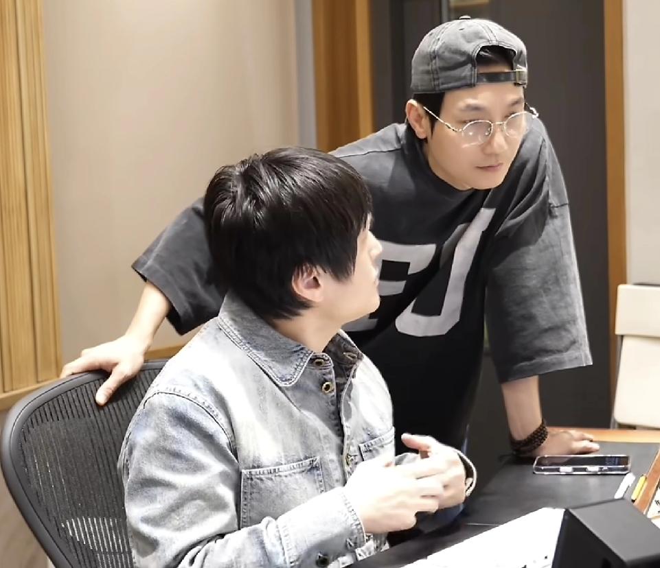 陈楚生不再是2G网了，他已经是内娱大活人了[大笑]，最近他真的是好活跃啊！新歌