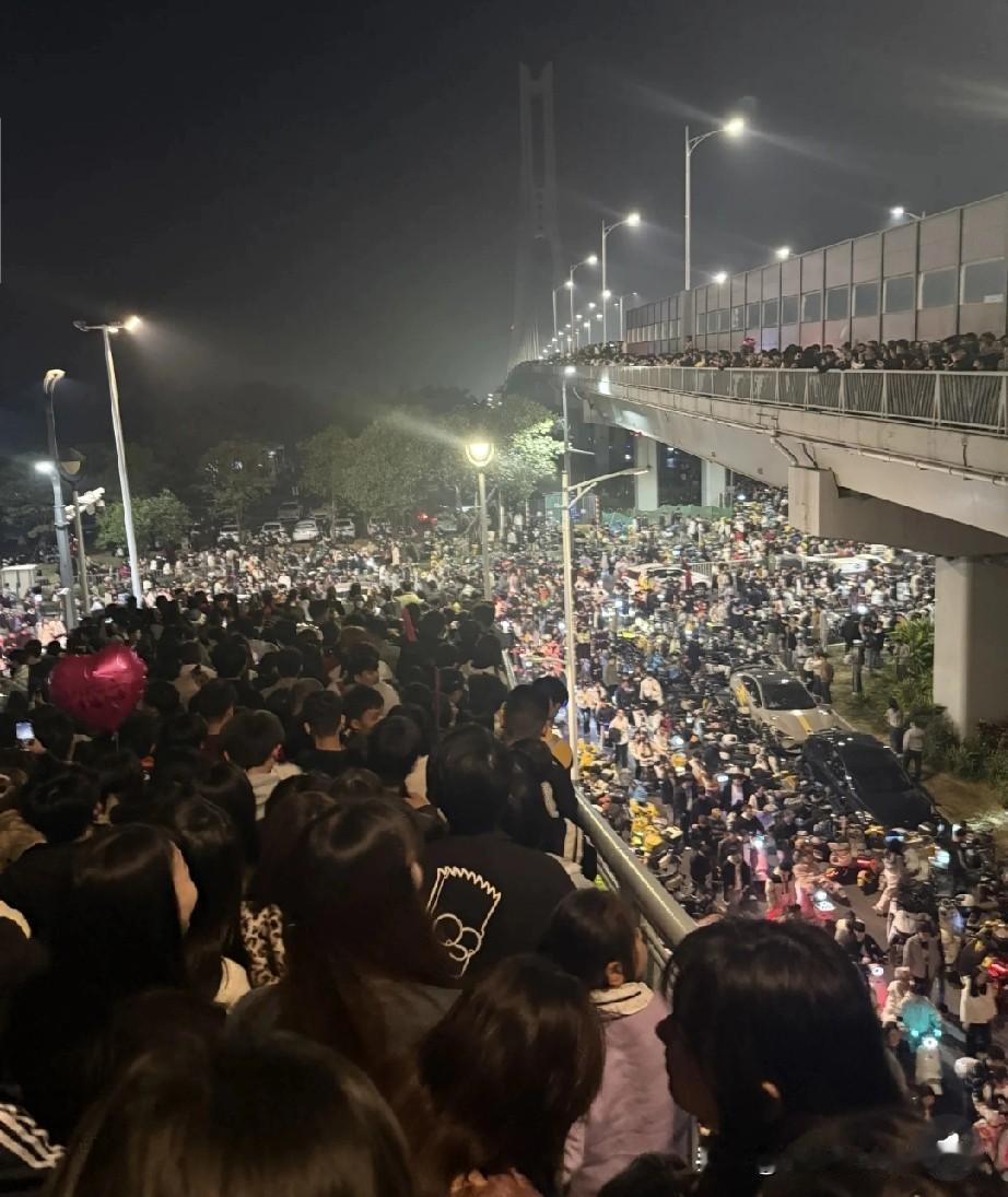 明年不来了已安全回到家，今年的没啥意思!跨年夜挤到怀疑人生！现场全是人头，