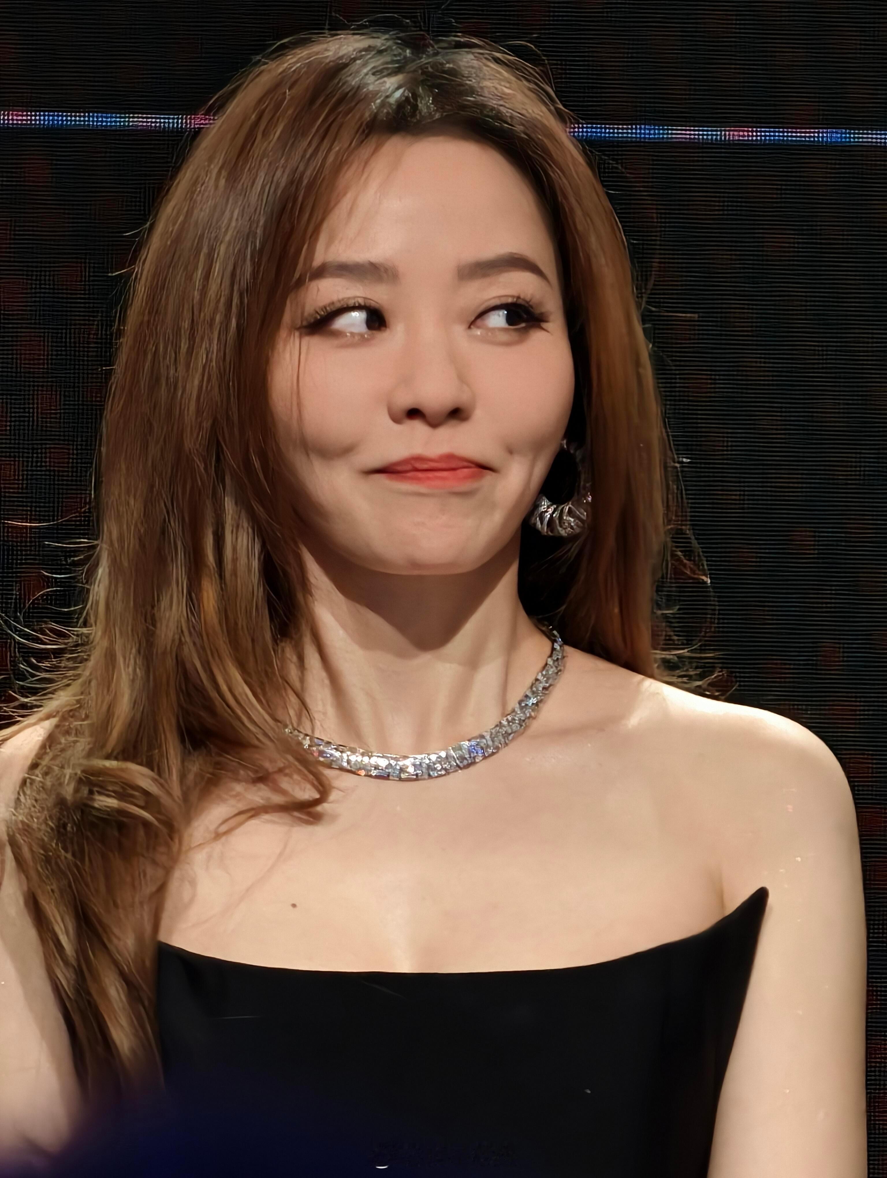 张靓颖脸盘子好大啊