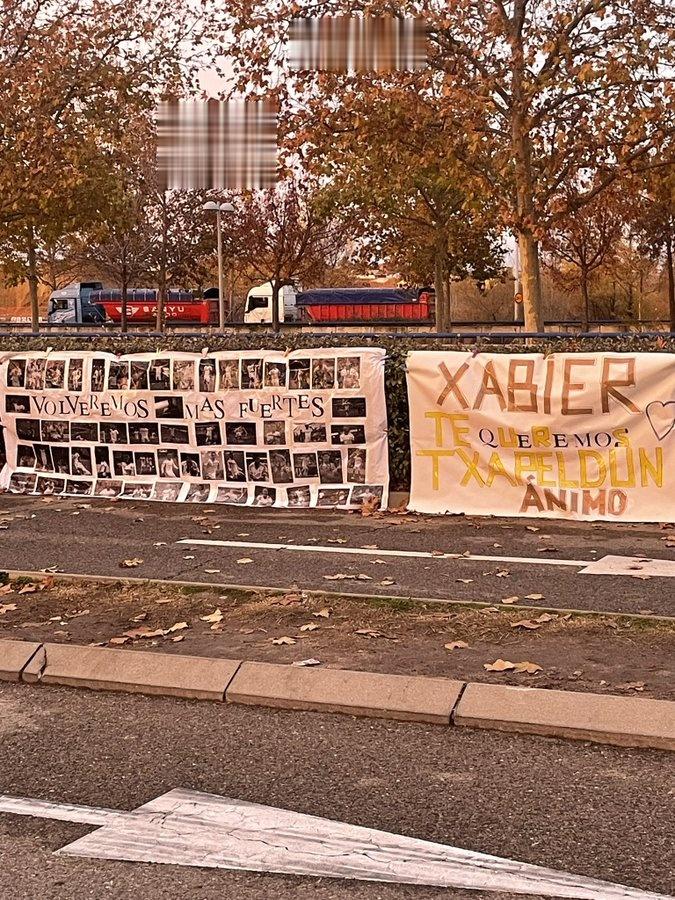 皇马球迷在俱乐部训练基地外挂横幅, 支持阿隆索和维尼修斯