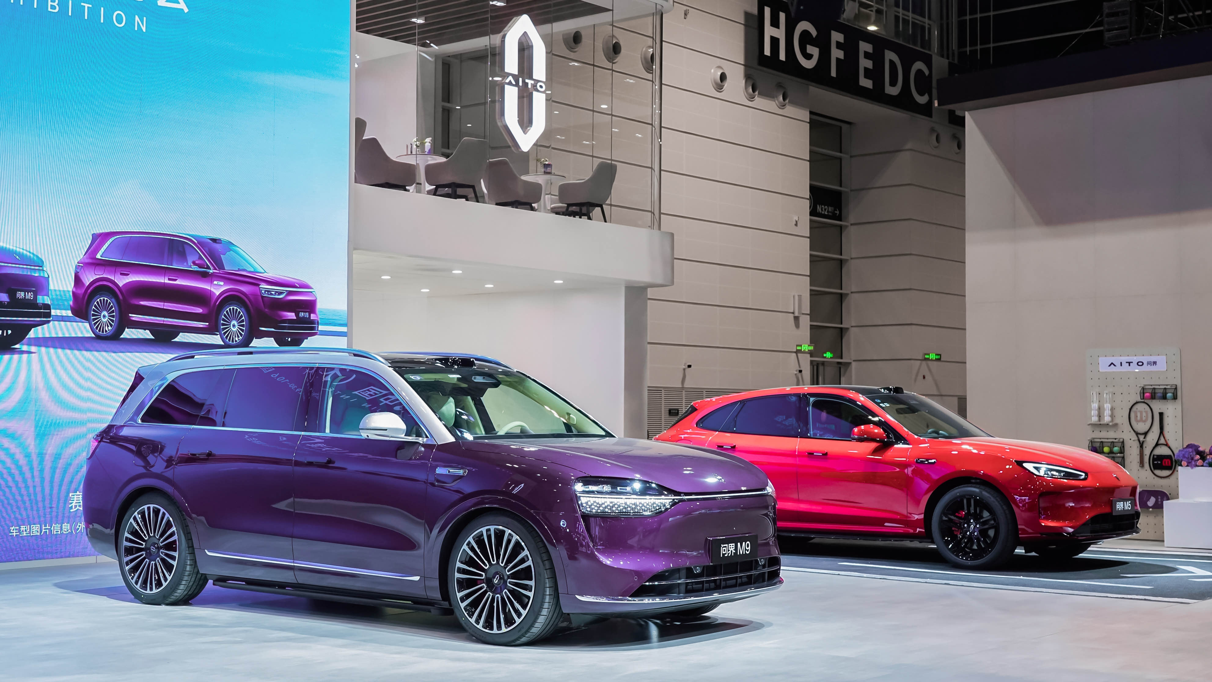 问界M9引领智慧出行新时代：华为赛力斯联手打造高端新能源标杆